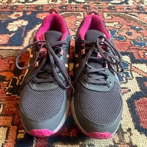 ASICS tennis shoes EUC